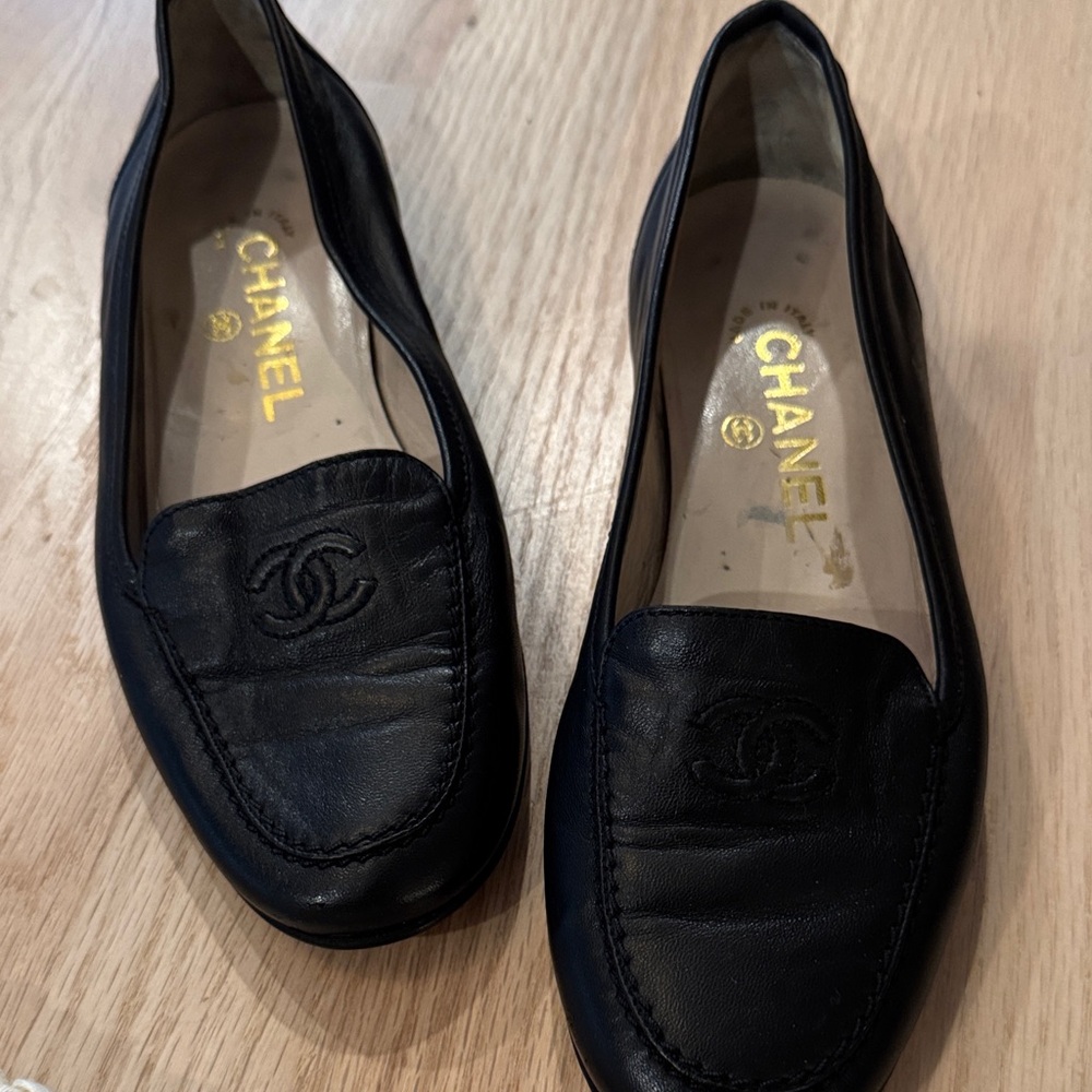 CHANEL Black Leather CC Logo Loafers